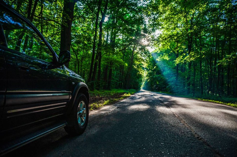 Parkeer de auto in de schaduw