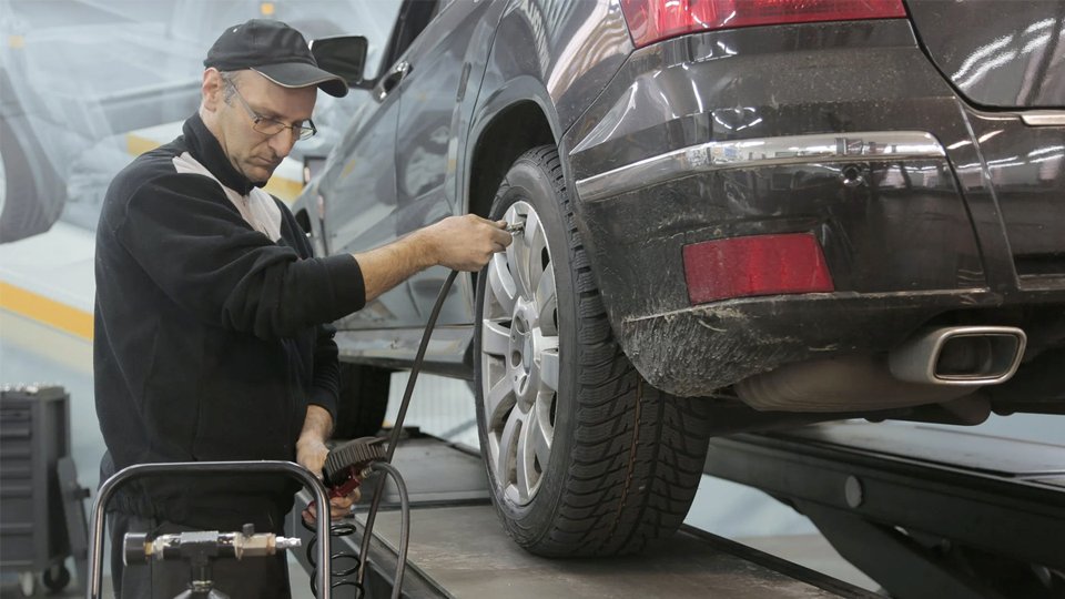 Naar de garage om uw banden op te laten pompen