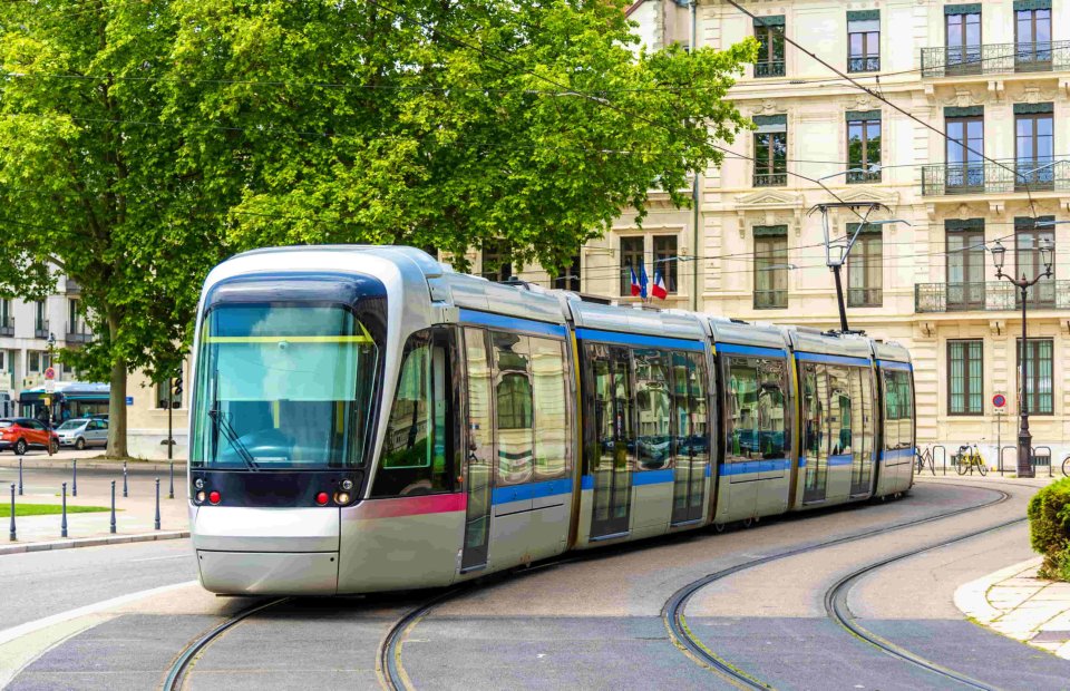 Tram in het verkeer