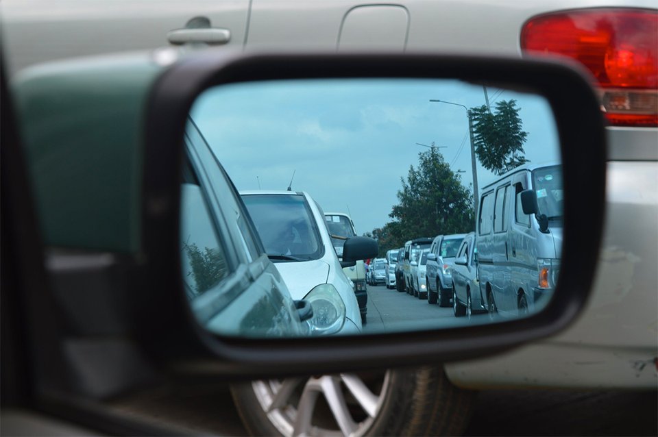 In de file slijt de handgeschakelde auto sneller
