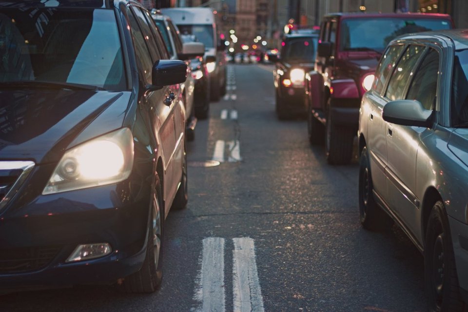 Probeer files te ontwijken zodat u niet vast komt te staan en benzine verspilt