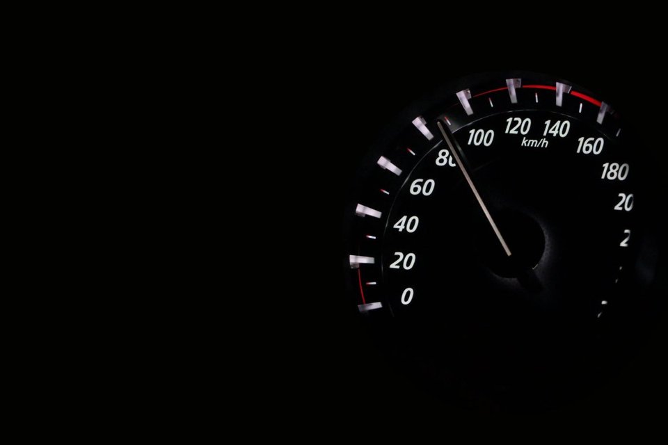 Gebruik cruise control waar het kan en rijd constant