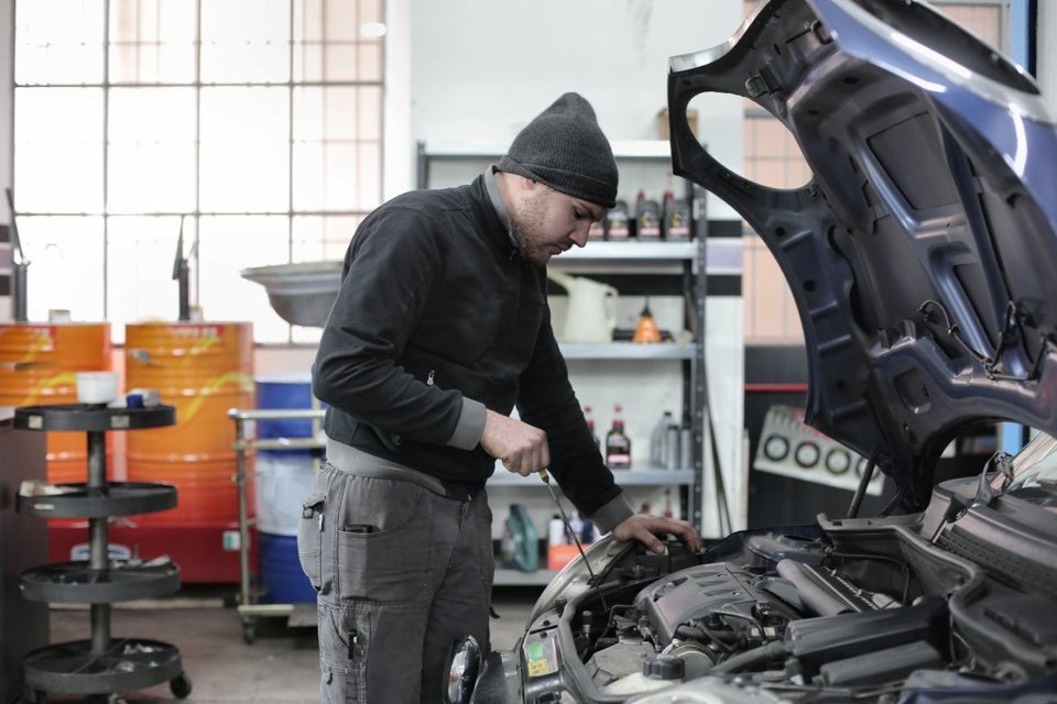 Laat uw auto goed onderhouden zodat deze zo zuinig mogelijk rijdt