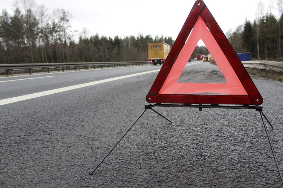 Gebruik een gevarendriehoek om uw mede weggebruikers te waarschuwen